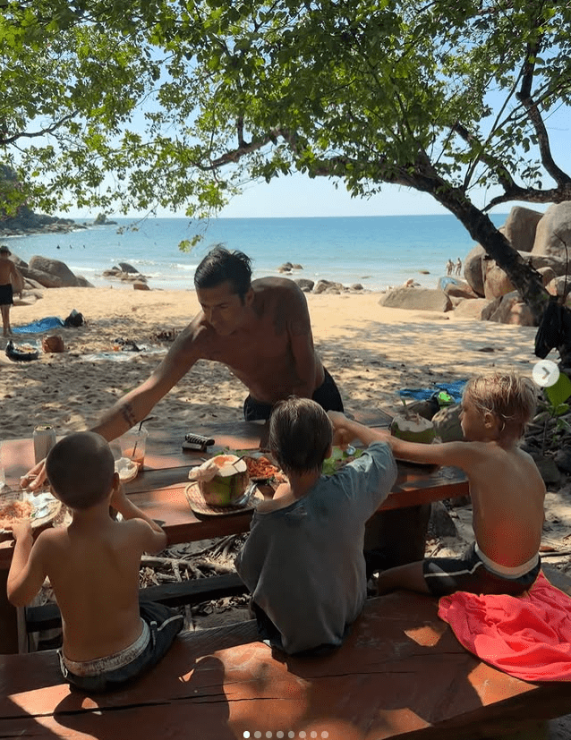 Radu valcan si copiii in Thailanda