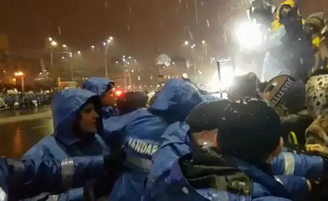 Protest In BucureÈ™ti 20 Ianuarie Zeci De Mii De Oameni Au IeÈ™it In StradÄƒ Libertatea