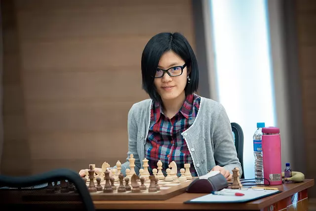 hou-yifan-media-sonrisa.jpg