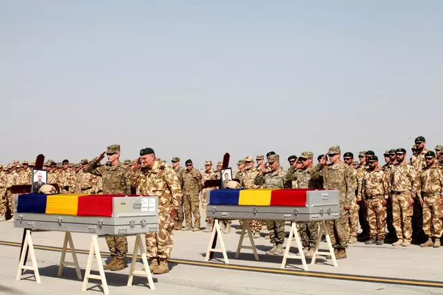 Ceremonie pentru cei doi militari romani morti in Afganistna