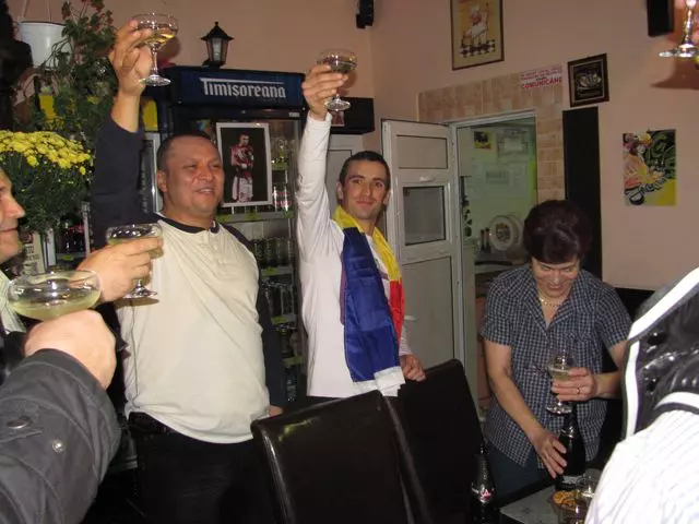 la_bar_inchina_in_cinstea_lui_bute_cu_sampania.jpg