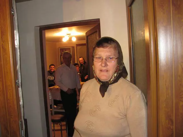 mama_maricica_bute_si_rudele_care_au_venit_la_ea.jpg