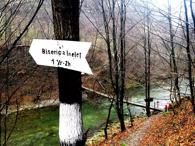 Cătunul din Munții Cernei unde se ajunge cu scara. (7)