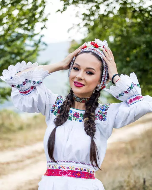 Cine Este VlÄƒduÈ›a LupÄƒu Noua SenzaÈ›ie A Muzicii Populare Are 28 De Ani È™i S A CÄƒsÄƒtorit Recent Cu Un Fotbalist