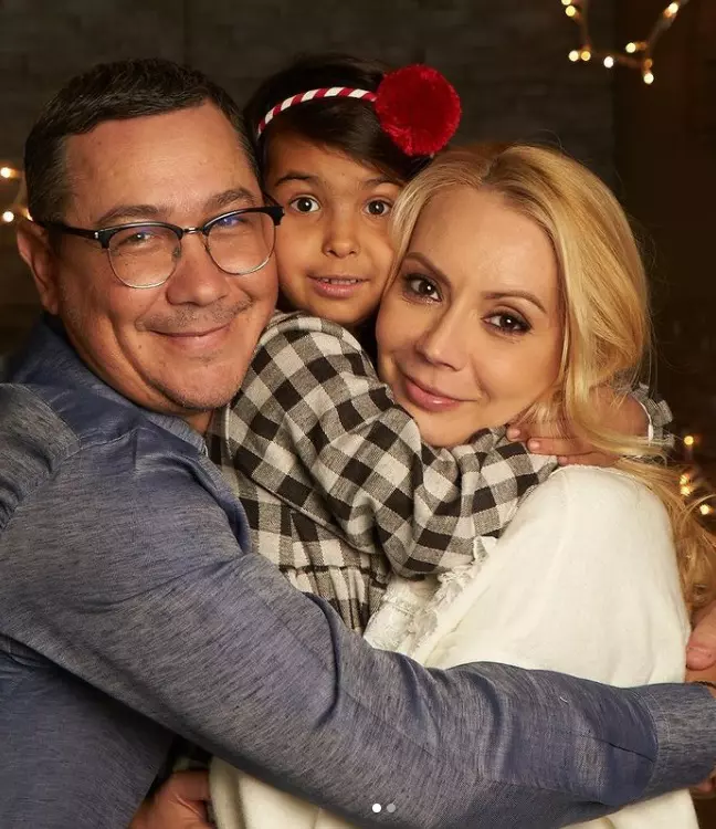 victor-ponta-sotie-si-cei-trei-copii-de-craciun-2