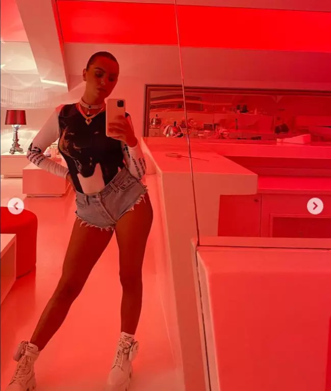 alexandra stan in pantaloni scurti 4