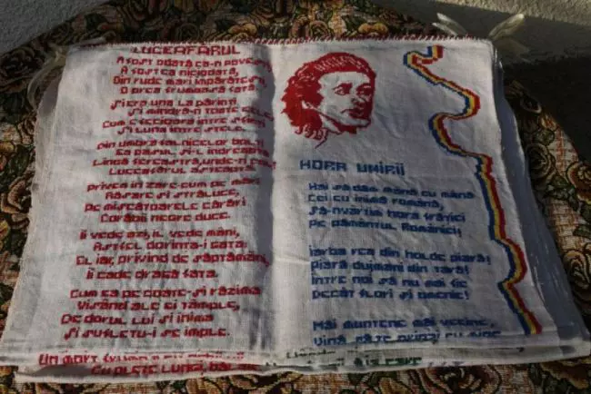 3-o-femeie-de-71-de-ani-a-cusut-versurile-luceafarului-de-eminescu-cati-ani-i-a-luat-fotogalerie