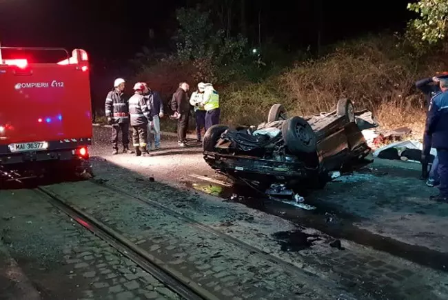 Accident înfiorător în Arad, după ce au sărit cu mașina de pe un pod (1)