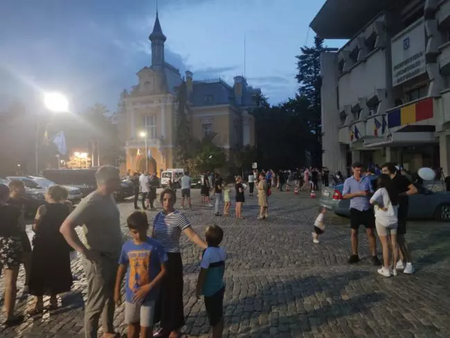 1-acum-protest-in-piata-revolutiei-pentru-alexandra-a-ajuns-si-deputatul-cu-spitalele-fotovideo