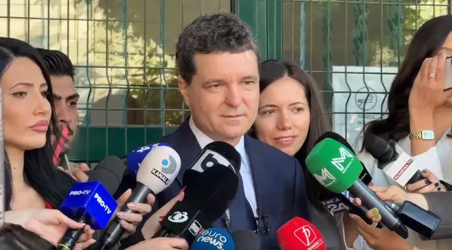 Mirabela Grădinaru, soția lui Nicușor Dan, a votat la alegerile prezidențiale 2025 ( (2)