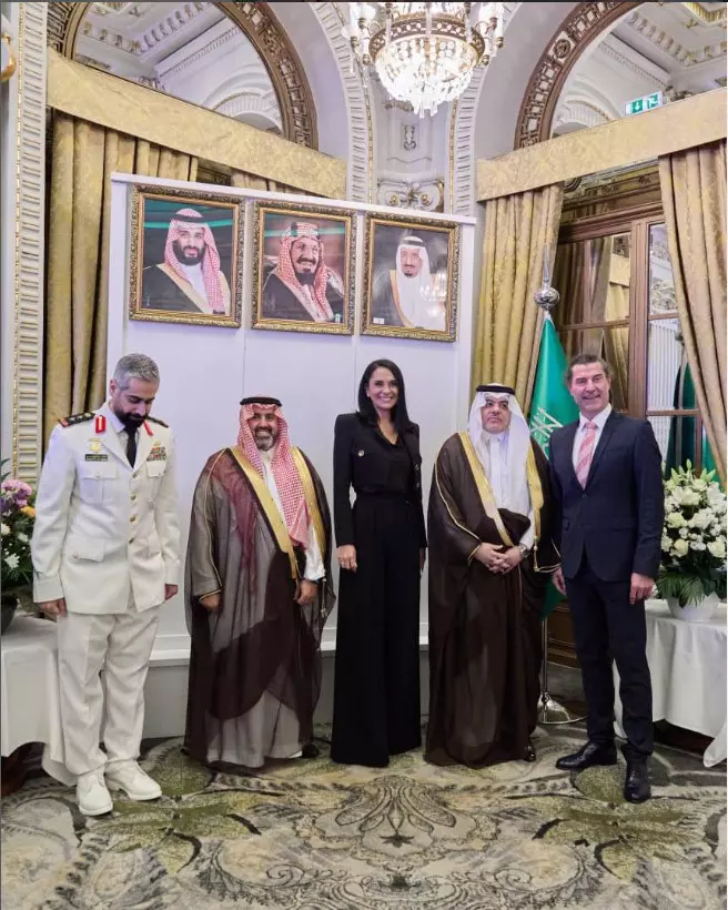 Alexandra Păcuraru, alături de Regele Salman bin Abdulaziz Al Saud la celebrarea Zilei Naționale a Regatului Arabiei Saudite Foto Instagram alexandra.b.pacuraru