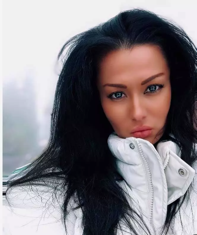 simona-sensual-are-galerie-de-arta-si-picteaza-6