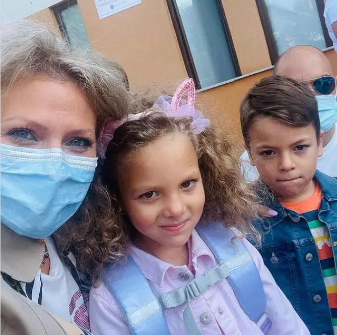 copiii-mirelei-vaida-in-prima-zi-de-scoala