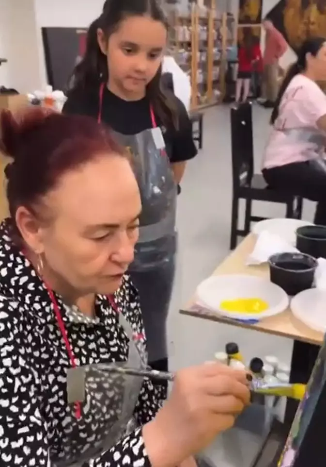 eva maruta si mama lui catalin maruta la atelierul de pictura 2