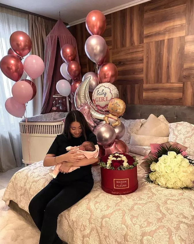 nicole-cherry-externata-din-spital-cu-fetita-1