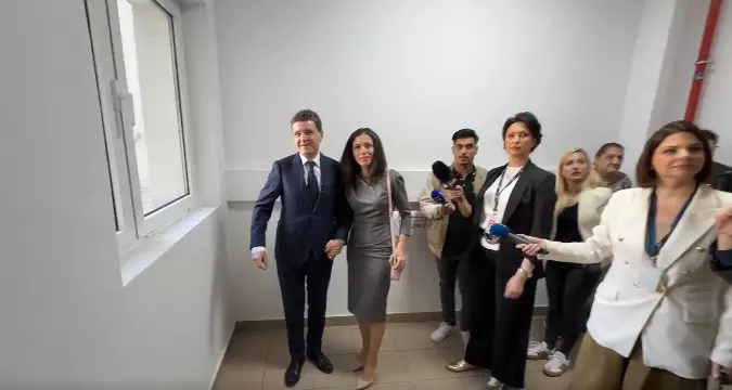 Mirabela Grădinaru, soția lui Nicușor Dan, a votat la alegerile prezidențiale 2025 ( (7)