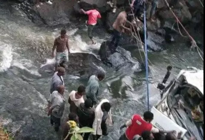 Oamenii încearcă să salveze posibili supraviețuitori Captură Facebook