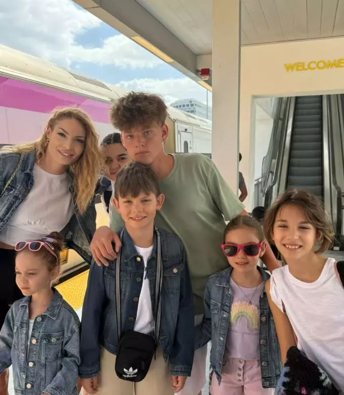 Valentina Pelinel și copiii în SUA (2)
