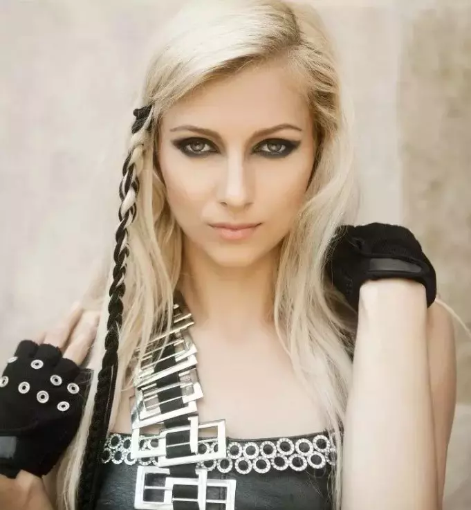 Lora (15)