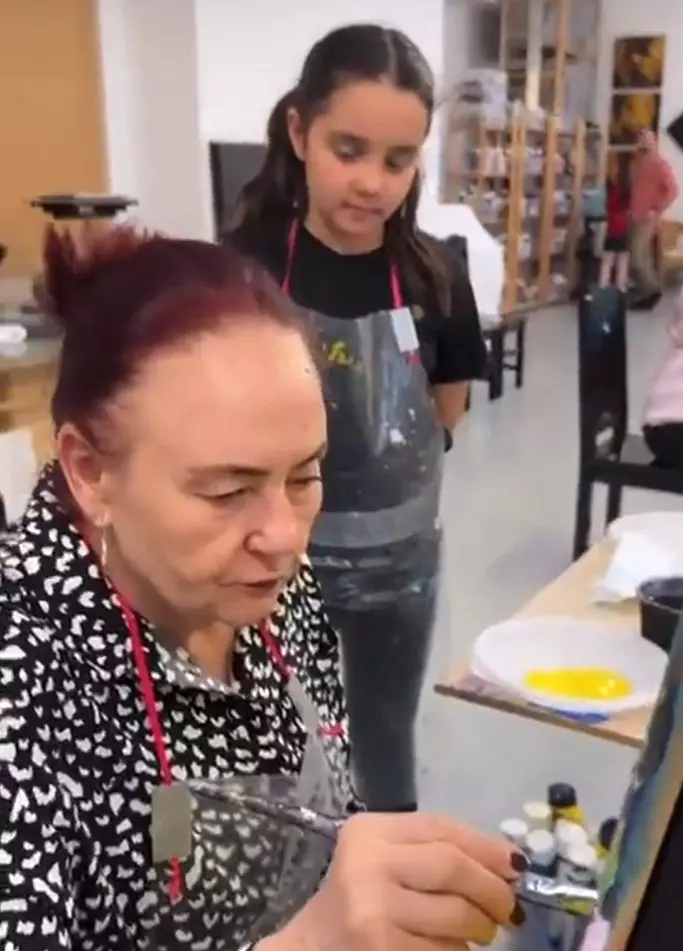 eva maruta si mama lui catalin maruta la atelierul de pictura
