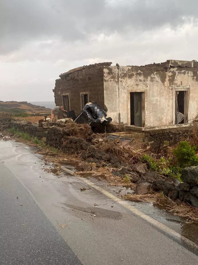 A tornado in Pantelleria kills 2 and injures 9