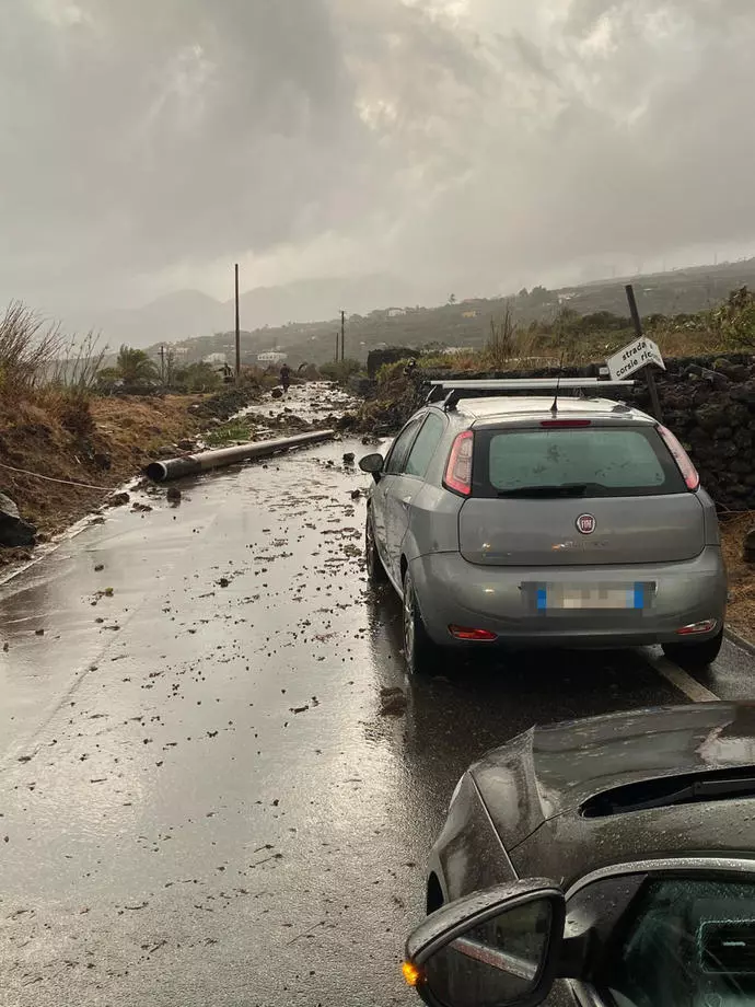 A tornado in Pantelleria kills 2 and injures 9