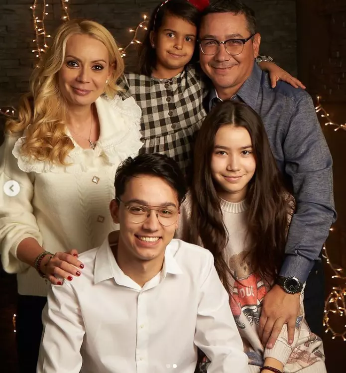 victor-ponta-sotie-si-cei-trei-copii-de-craciun-1