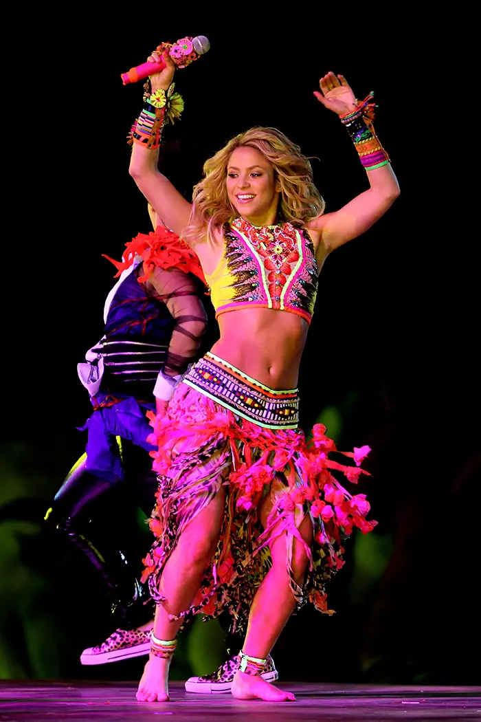 Shakira in 2010 cantand Waka Waka