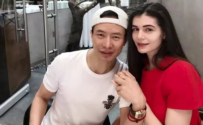 Mr Pink și Monica Gabor