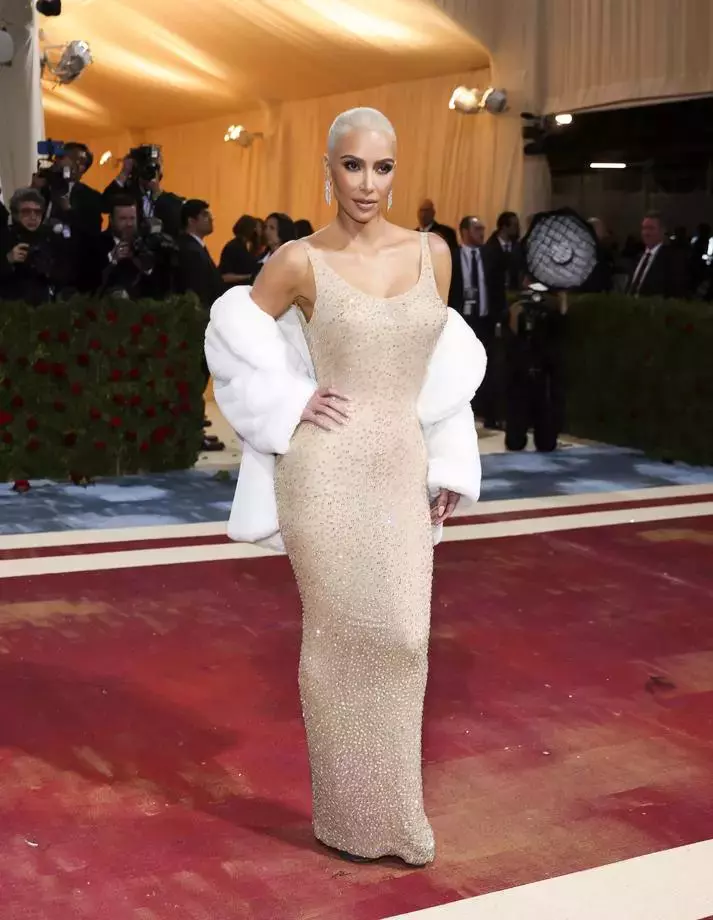 kim-kardashian-rochie-marilyn-monroe-2