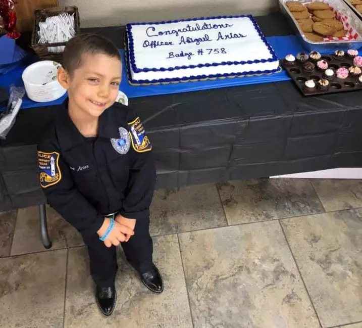 O fetiță de 6 ani care suferă de cancer și-a îndeplinit visul de a deveni polițistă, în Statele Unite (2)