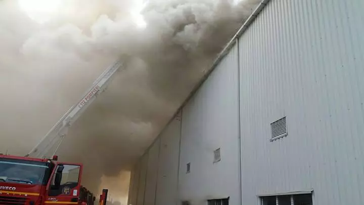 incendiu depozit darasti 3