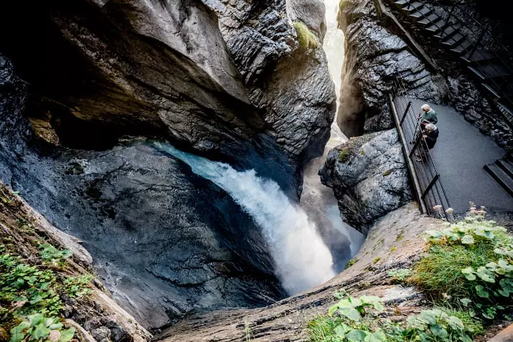 httpswww-myswitzerland-com-mediacelum-connect20240507075430trmmelbach-falls-hikers
