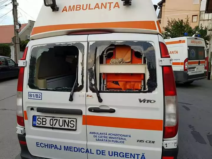 ambulanta-atacata-rasinari-1