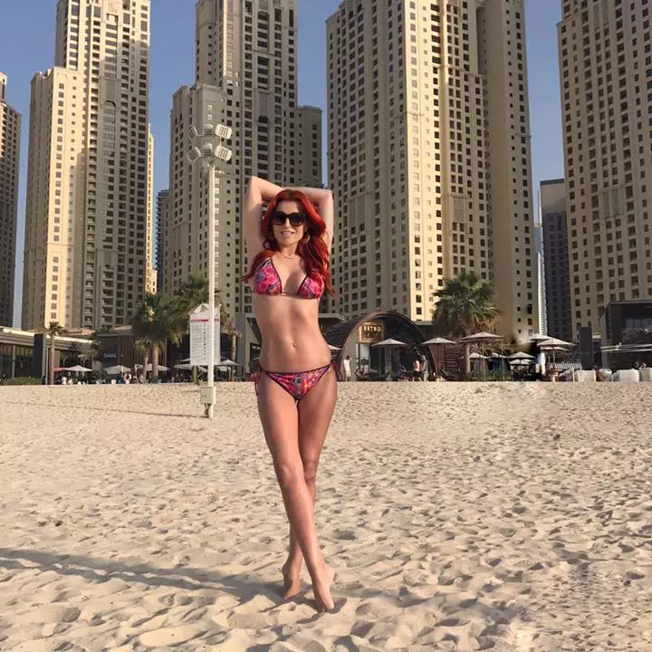 Elena Gheorghe, super sexy pe plajă