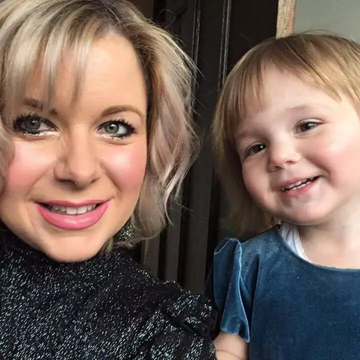 Holy alături de mama ei (foto Facebook Gemma Alcock)