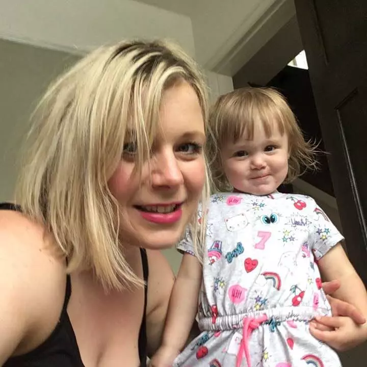 Holy alături de mama ei (foto Facebook Gemma Alcock)