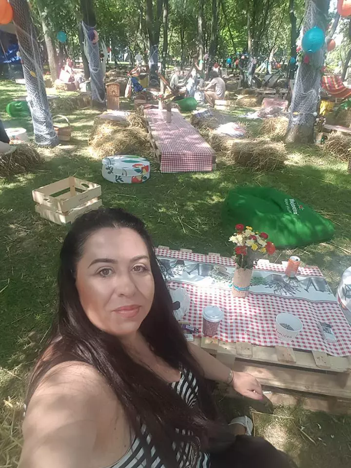 Oana Roman, picnic la iarbă verde. Fanii au rămas mască. E prima oară  când poartă bustieră după ce a slăbit