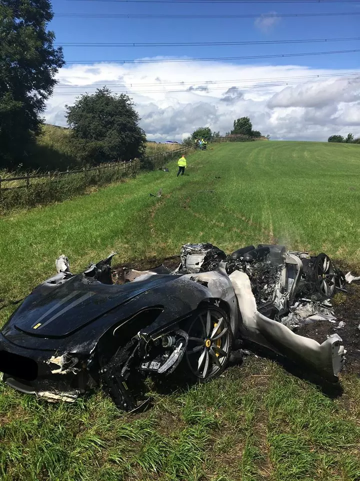 Un bărbat și-a distrus complet mașina Ferrari, în valoare de 260.000 de lire, la doar o oră după ce a cumpărat-o