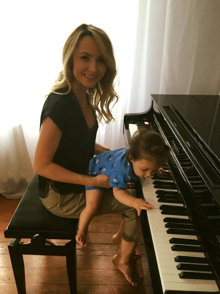 octavia geamanu la pian cu baietelul ei