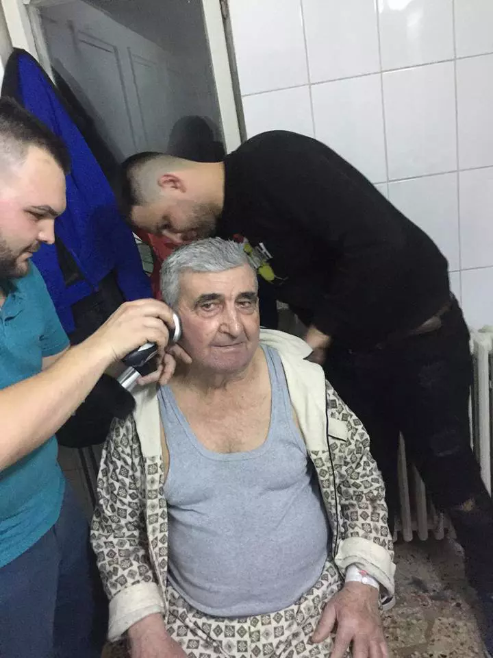 Frizerii care au tuns gratuit pacienți în vârstă, la spitalul din Târgu Jiu (2)