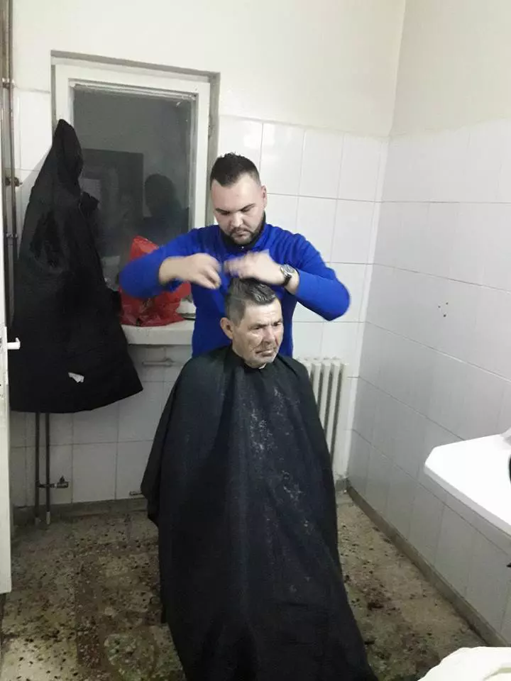 Frizerii care au tuns gratuit pacienți în vârstă, la spitalul din Târgu Jiu (3)