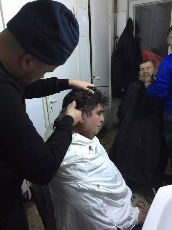 Frizerii care au tuns gratuit pacienți în vârstă, la spitalul din Târgu Jiu (5)
