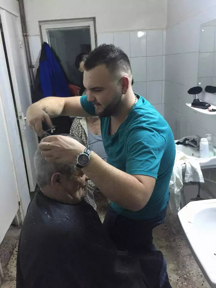 Frizerii care au tuns gratuit pacienți în vârstă, la spitalul din Târgu Jiu (7)