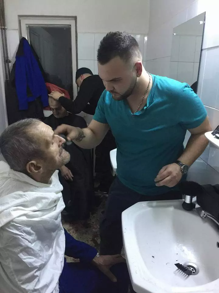 Frizerii care au tuns gratuit pacienți în vârstă, la spitalul din Târgu Jiu (8)