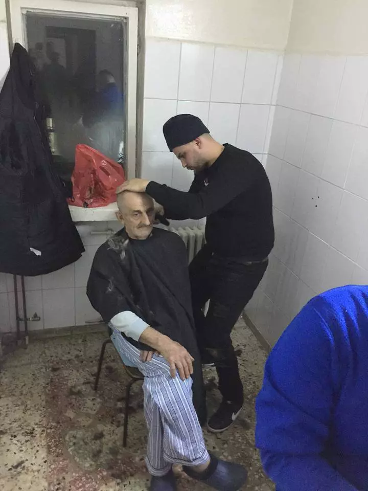 Frizerii care au tuns gratuit pacienți în vârstă, la spitalul din Târgu Jiu (9)
