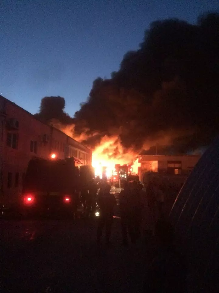 Incendiu la o fabrică de mase plastice din Hunedoara (1)