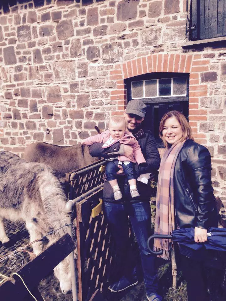 Holy alături de părinții ei (foto Facebook Gemma Alcock)