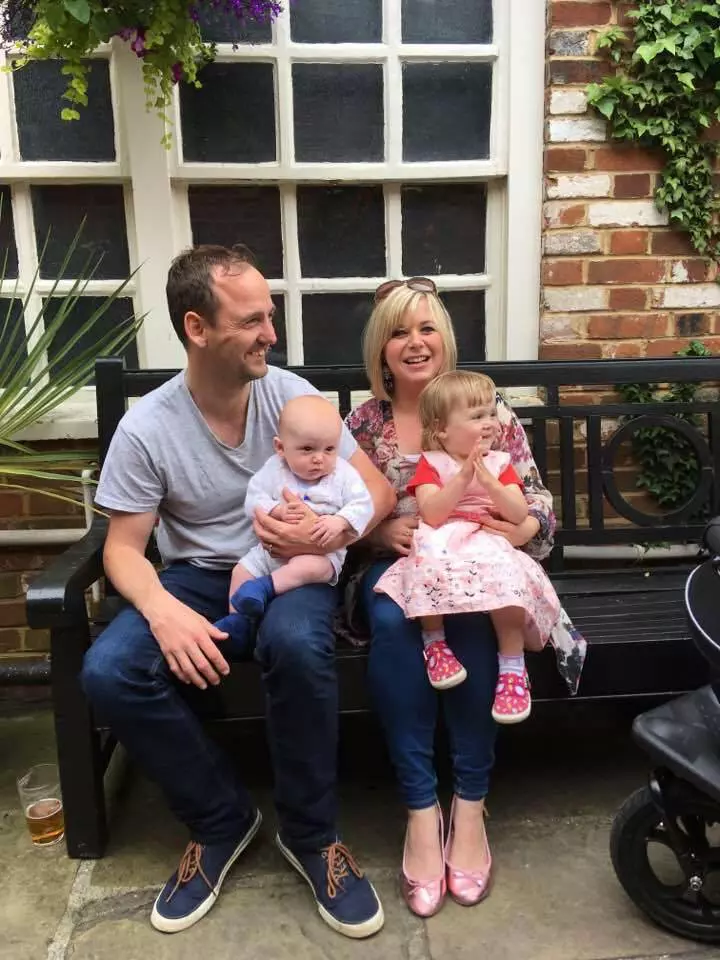 Holy alături de părinții ei (foto Facebook Gemma Alcock)