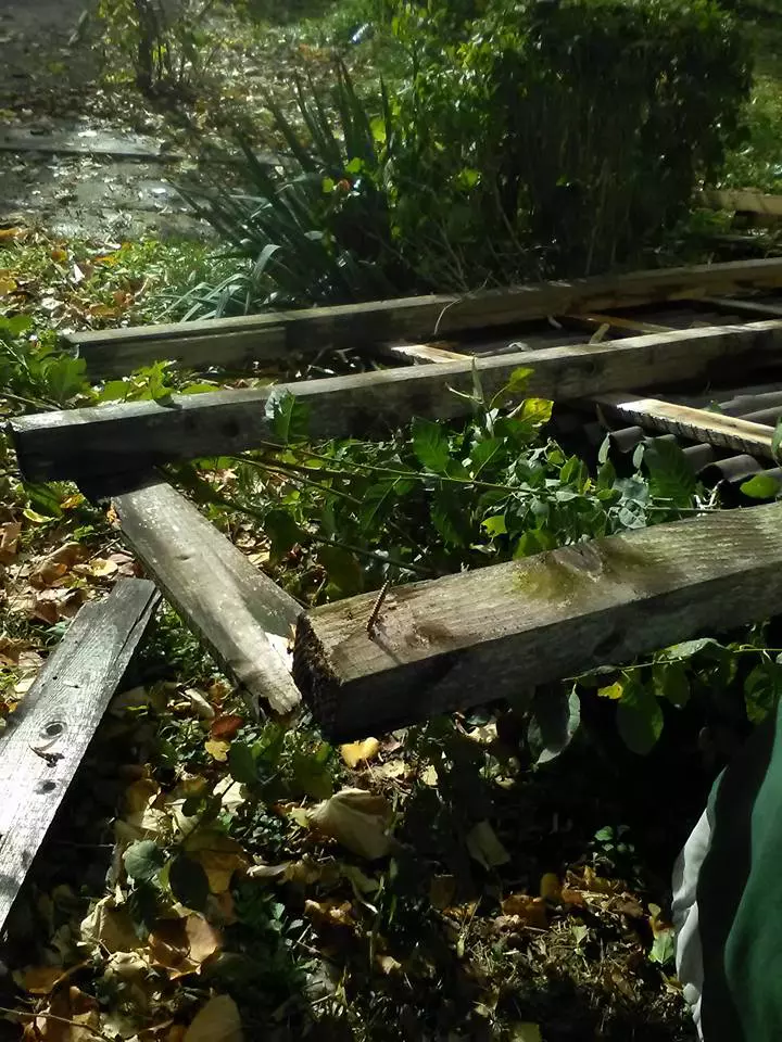 Acoperișurile mai multor blocuri din Satu Mare, smulse de vântul puternic (2)
